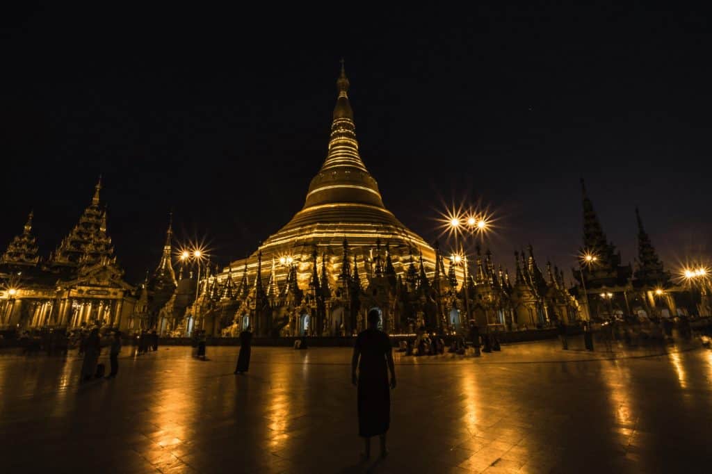 templos de myanmar de noche