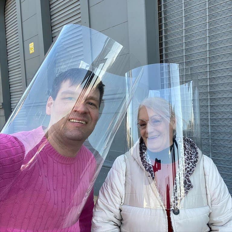 Un argentino creó el "Tubo Respira Bien", un objeto que protege contra el COVID-19 permitiendo la visibilidad en el rostro