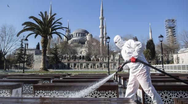 Turquía multa a quienes no usan barbijo obligándolos a leer 10 libros