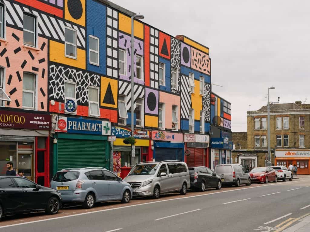 La artista Camille Walala colorea las calles de Leyton, en Londres, con sus murales