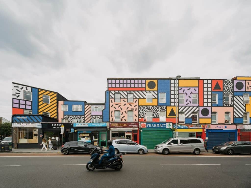 La artista Camille Walala colorea las calles de Leyton, en Londres, con sus murales