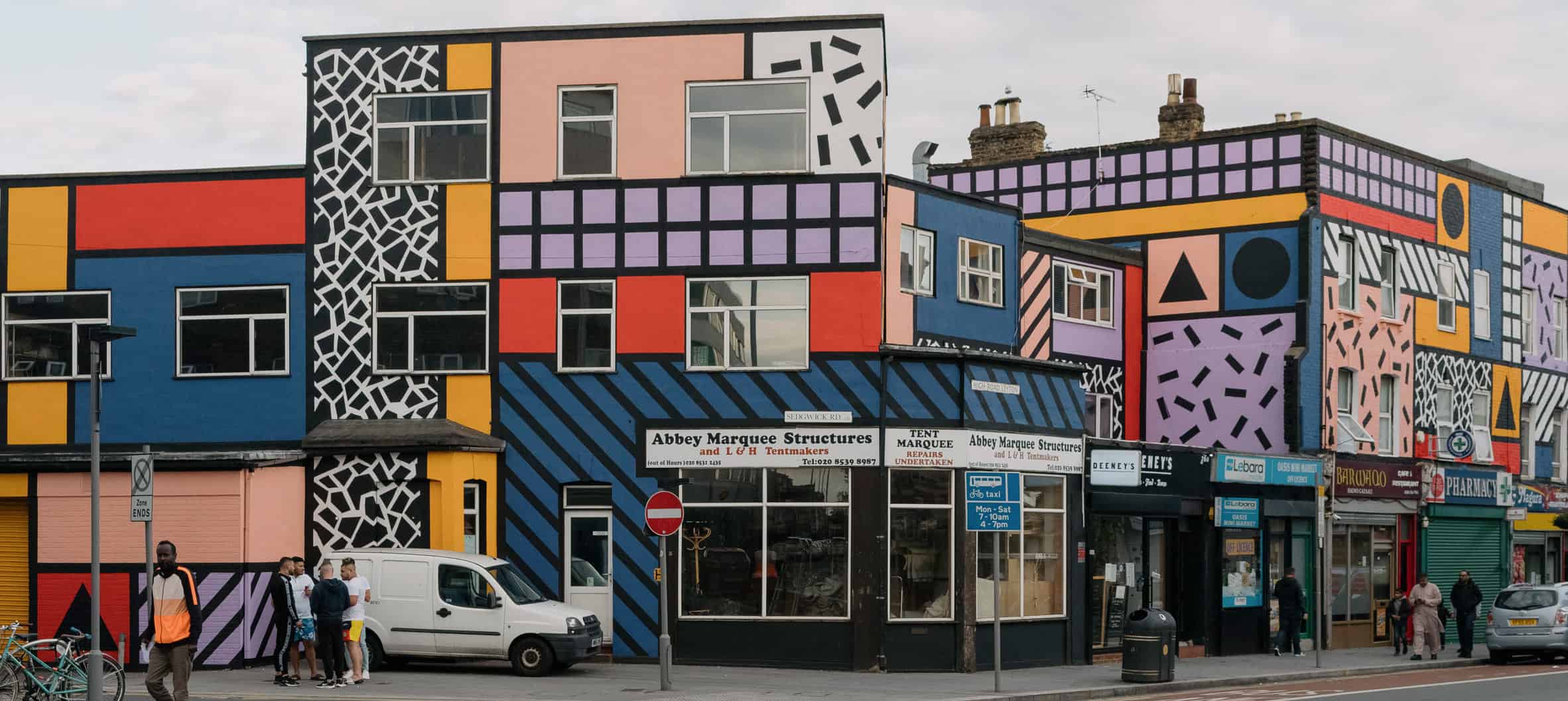 La artista Camille Walala colorea las calles de Leyton, en Londres, con sus murales