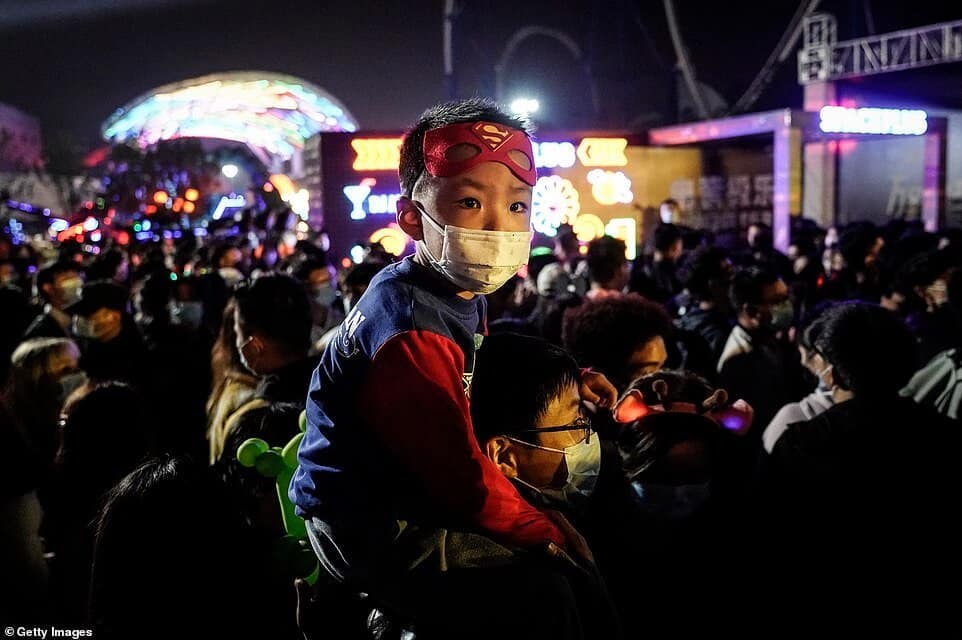 Halloween Grandes multitudes se reunieron para celebrar Halloween en un parque de diversiones de Wuhan Halloween wuhan