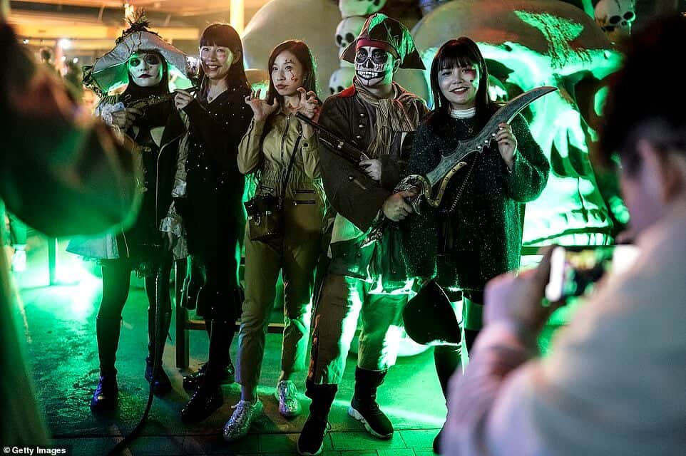Halloween Grandes multitudes se reunieron para celebrar Halloween en un parque de diversiones de Wuhan Halloween wuhan