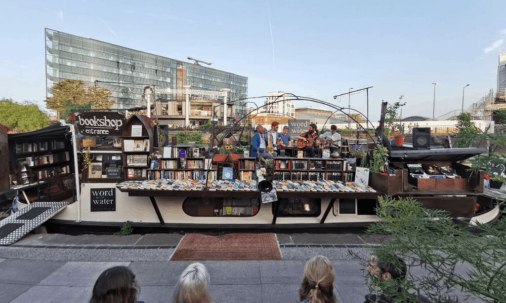 airbnb argentino Viajes image airbnb argentino Como llegar a Word On The Water la biblioteca mas friendly de Londres que emerge en un barco plagado de libros 2 1