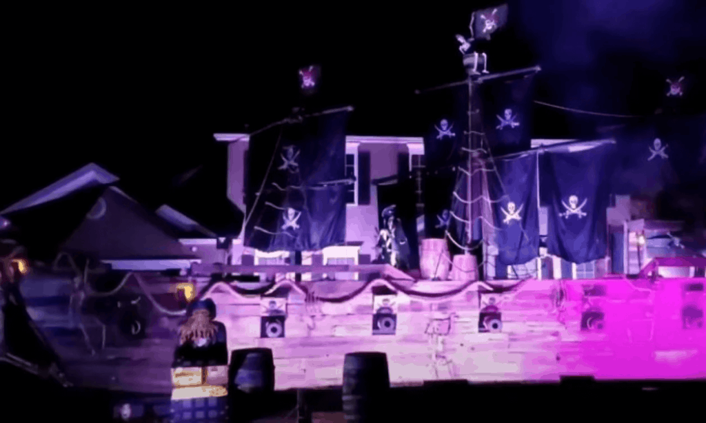 Un ambicioso padre construyó un barco pirata de 15 metros para que sus hijas festejaran su mejor Halloween