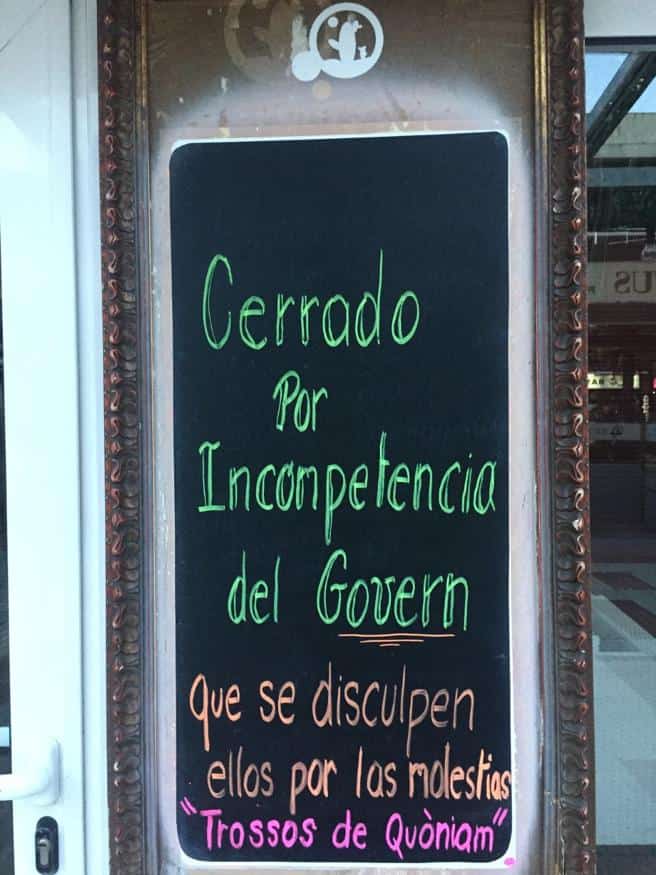 Bares y restaurantes de España lucen mensajes de humor y sarcasmo en pizarras ante un nuevo cierre por COVID-19