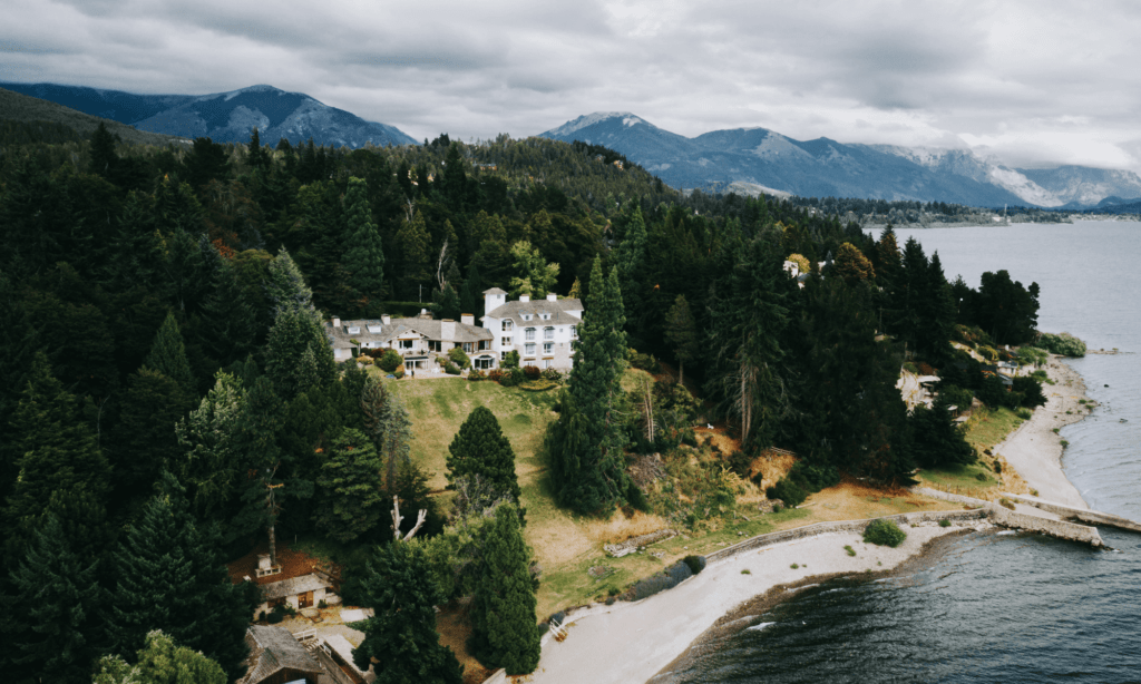 Este auténtico hotel en la Patagonia es ideal para un merecido descanso: posee una reserva natural con una cascada propia y vistas al lago Nahuel Huapi