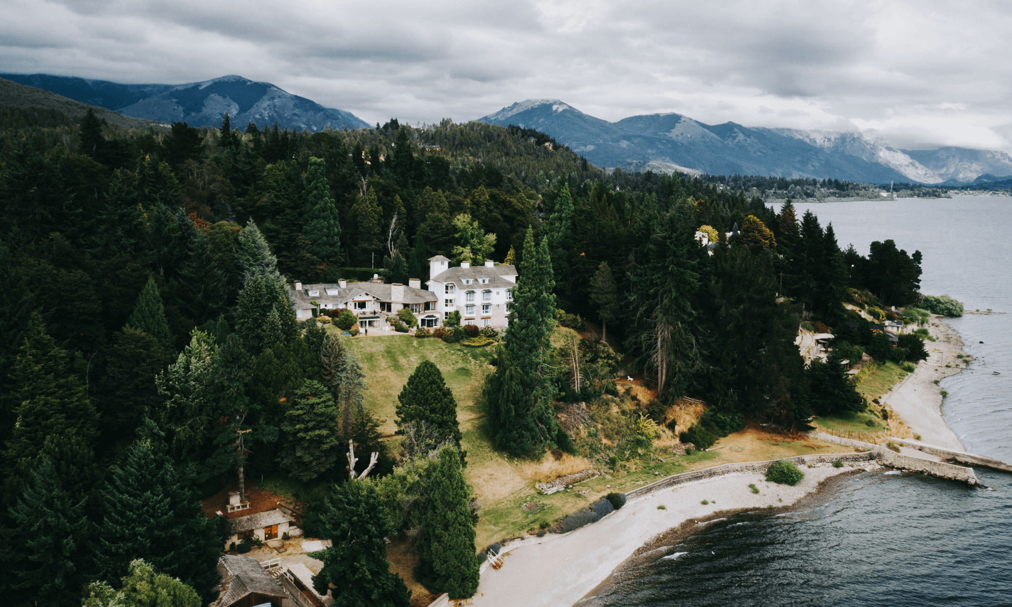 Este auténtico hotel en la Patagonia es ideal para un merecido descanso posee una reserva natural con una cascada propia y vistas al lago Nahuel Huapi 1