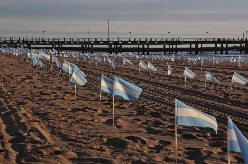 Instalan 504 banderas argentinas en playas de Mar del Plata para recordar a las víctimas del COVID-19 en la ciudad 1