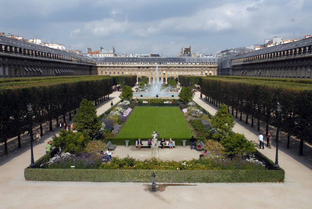 image Emily in Paris Jardin du Palais Royal