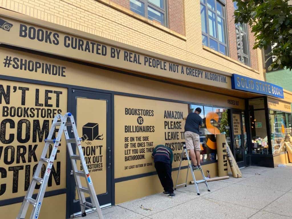 image Librerías independientes de Estados Unidos Librerias independientes de Estados Unidos disenan sus escaparates como si fueran cajas de Amazon para atraer a los lectores a volver a ellas 7