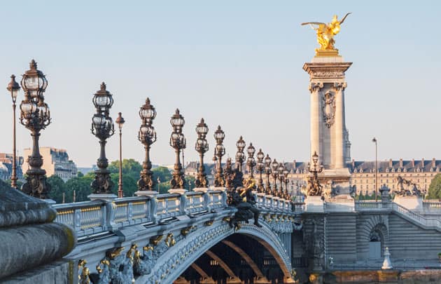 image Emily in Paris Pont Alexandre III Candelabres 630x405 © Fotolia rdnzl