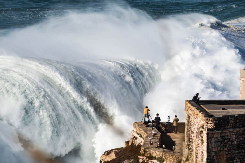 Las olas del huracán Epsilon llegaron a las costas de Portugal provocando el ingreso al mar de los mejores surfistas del mundo