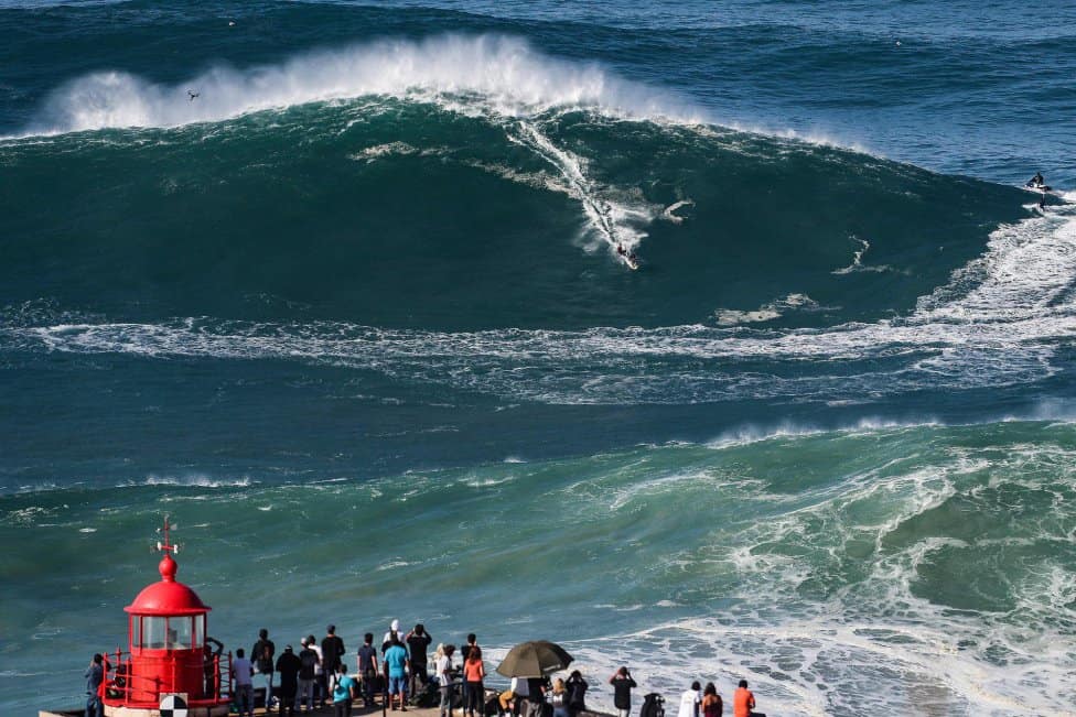 Surf con olas del huracán Epsilon