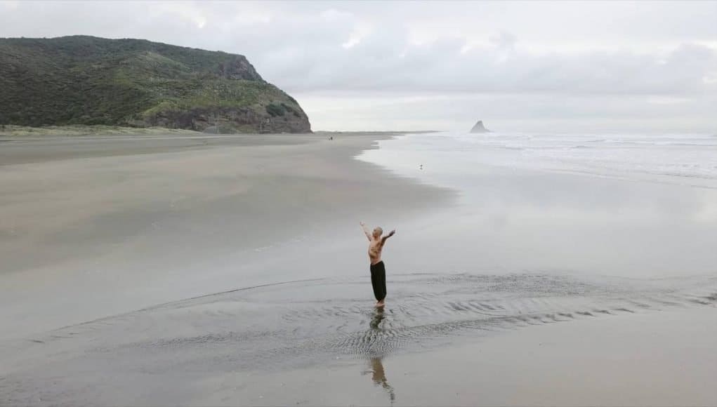 image clase de yoga virtual Taane Mete Karekare beach 1021x580 1