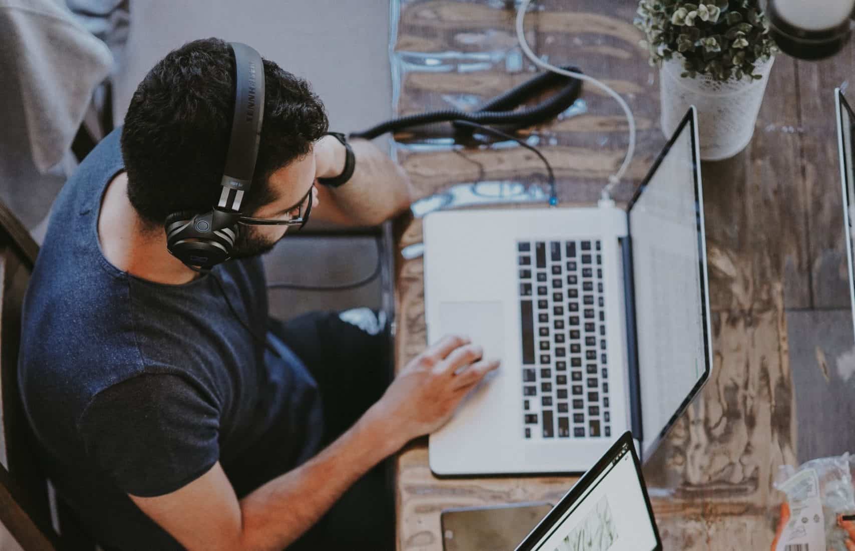 Una compañía de seguridad pagará 1.666 dólares por escuchar podcasts de crímenes reales durante Halloween