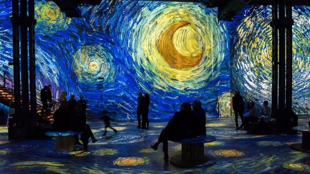 image Emily in Paris atelier des lumieres van gogh bebad69f 1280x720