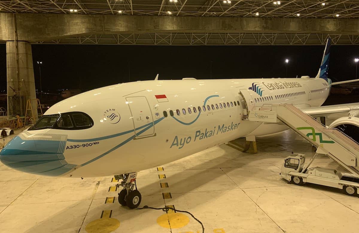 Indonesia: esta aerolínea pintó barbijos en sus aviones como apoyo a la iniciativa del gobierno para utilizar mascarillas