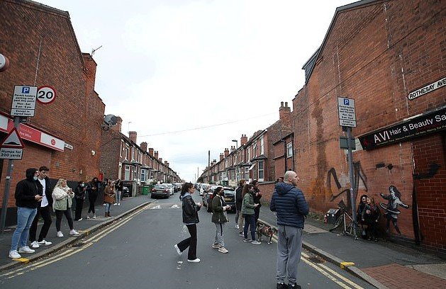 Inglaterra: una nueva obra de Banksy apareció en una pared de Nottingham, junto a un salón de belleza