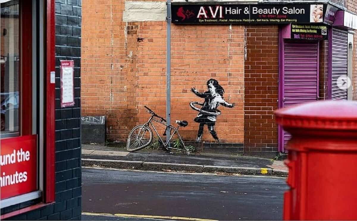 Inglaterra: una nueva obra de Banksy apareció en una pared de Nottingham, junto a un salón de belleza