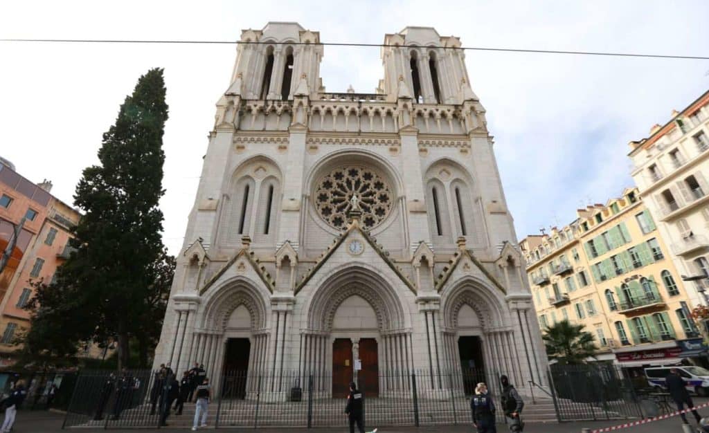 Francia: Un ataque terrorista en la basílica de Niza dejó tres muertos y gran conmoción entre los vecinos