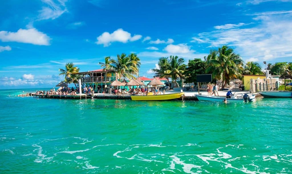 Belice oficialmente abrió sus fronteras para viajeros internacionales y desarrolló un programa para el turismo