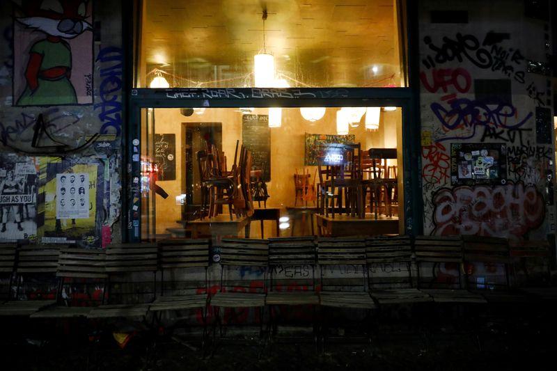 Berlín impone un toque de queda para bares y restaurantes 