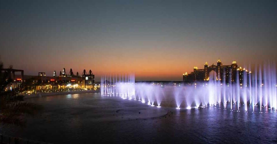 Dubái celebra una nueva marca Guiness: la 'Palm Fountain' superó el récord de la fuente más grande del mundo