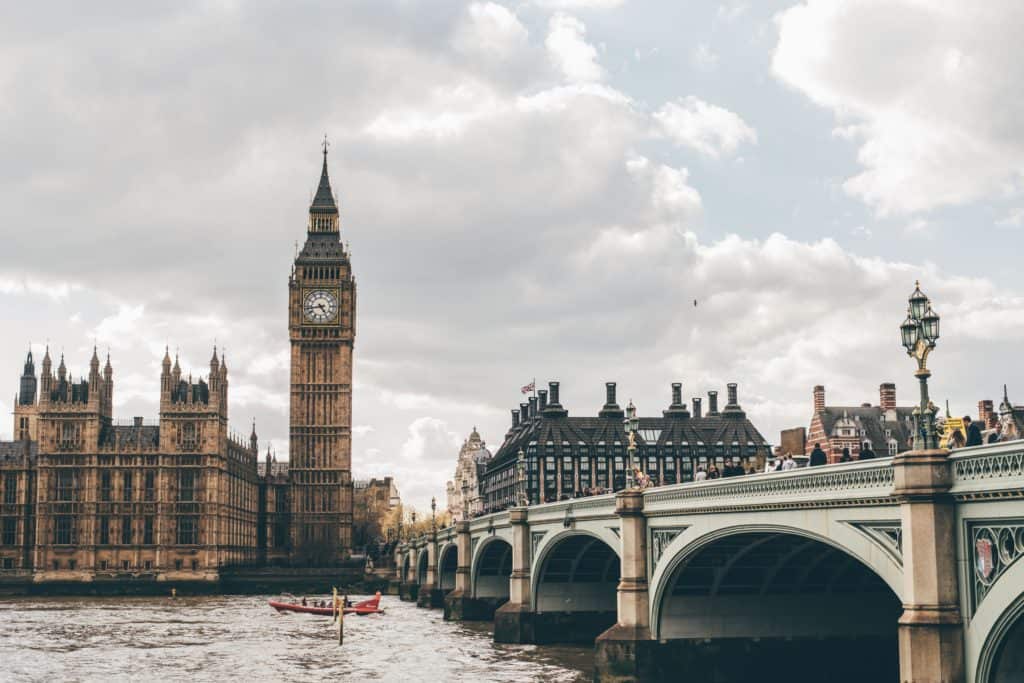 Una aerolínea estadounidense ofrecerá test de COVID-19 gratis para las personas que viajen hacia Londres