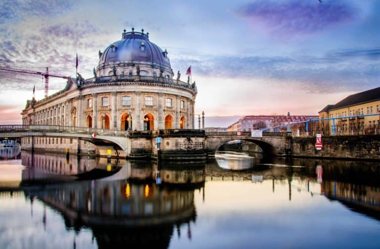 Alemania: vandalizaron alrededor de 70 piezas en 3 galerías de la Isla de los Museos de Berlín