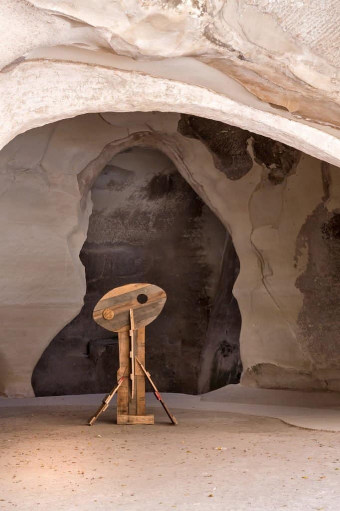 Un artista monta muestra de arte en una cueva del Parque Nacional Beit Guvrin-Maresha y las imágenes son increíbles