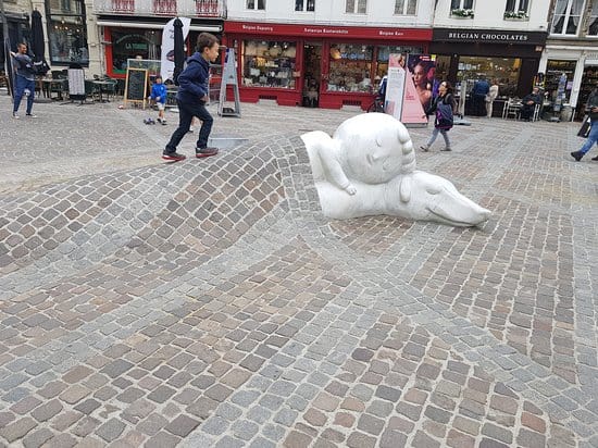 la escultura de Nello y su perro Patrasche, una parada obligada en Bélgica