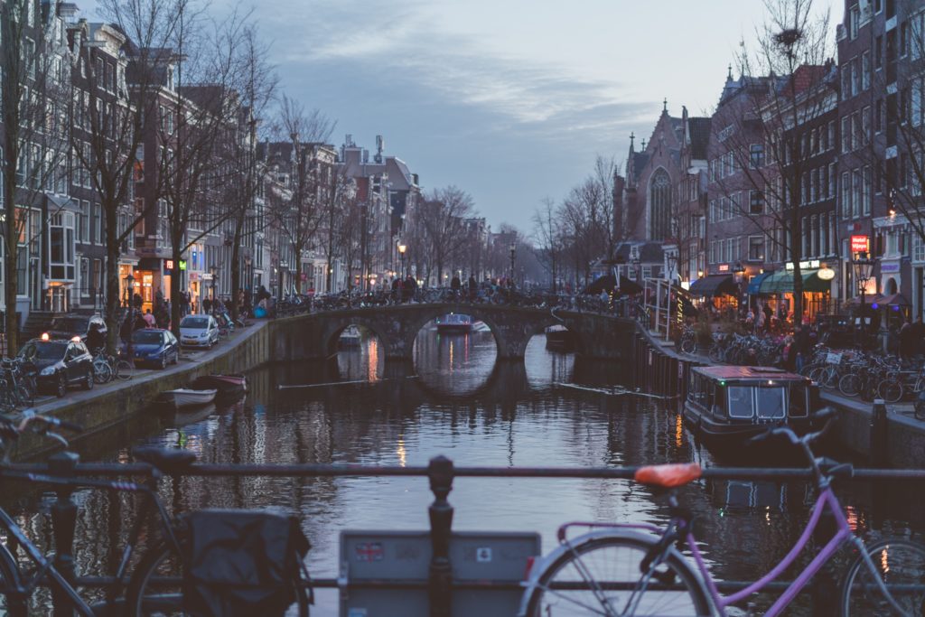 Países Bajos: Ámsterdam utilizará flores para impedir que los ciclistas aten las bicicletas a los puentes