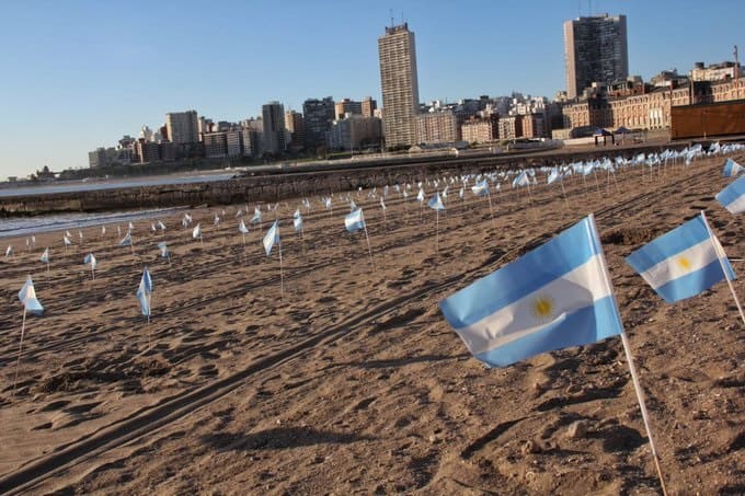 Instalan 504 banderas argentinas en playas de Mar del Plata para recordar a las víctimas del COVID-19 en la ciudad