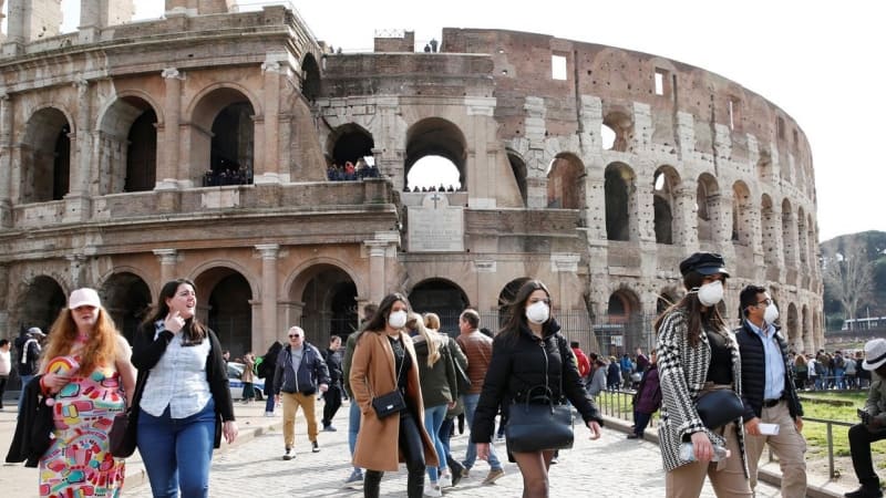 Italia impone el uso obligatorio de tapabocas al aire libre ante el aumento de casos de COVID-19