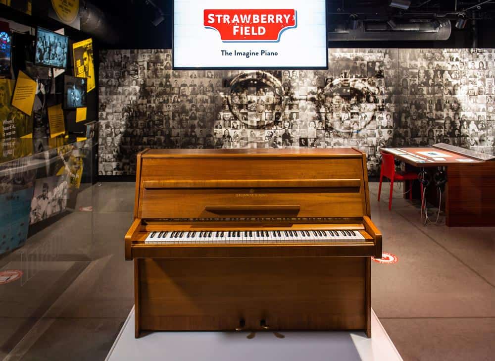 Inglaterra: suman el piano con el que John Lennon escribió Imagine a la muestra de Strawberry Field en Liverpool