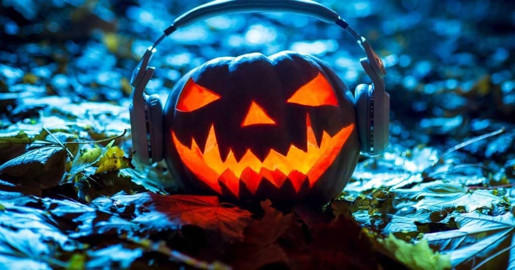 Una compañía de seguridad pagará 1.666 dólares por escuchar podcasts de crímenes reales durante Halloween
