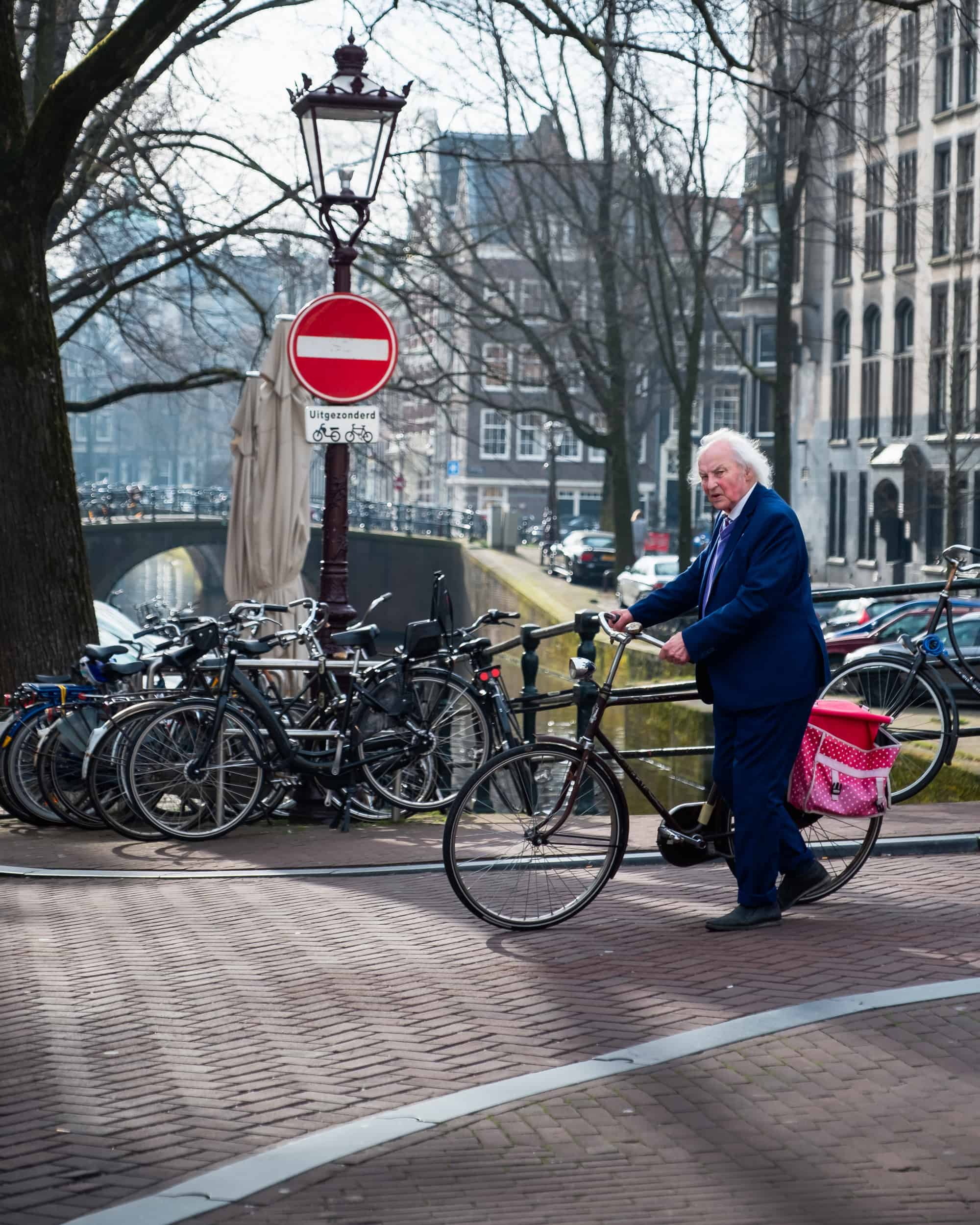 Países Bajos: Ámsterdam utilizará flores para impedir que los ciclistas aten las bicicletas a los puentes