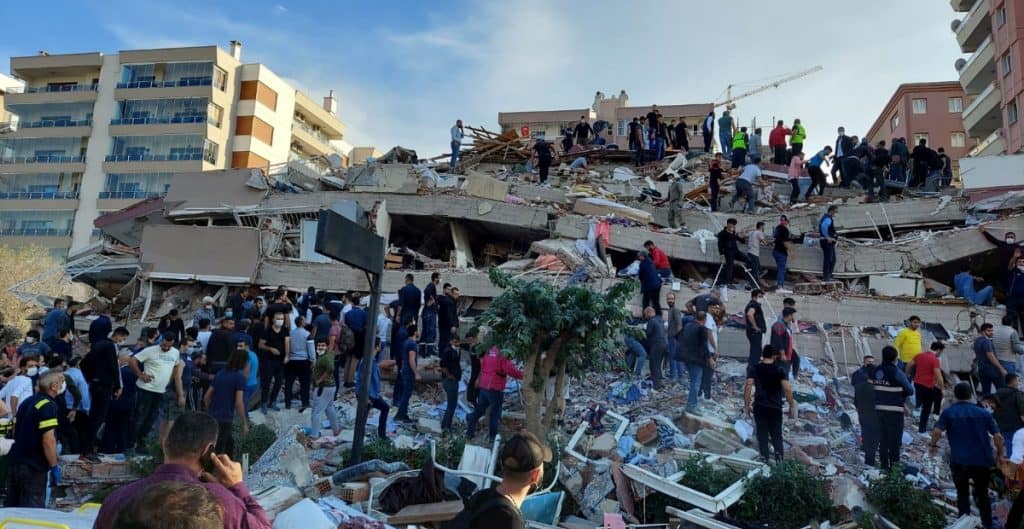 terremoto sacude Grecia y Turquía Fuerte terremoto sacude Grecia y Turquía, provocando un pequeño tsunami en la costa del mar Egeo Fuerte terremoto sacude Grecia y Turquía, provocando un pequeño tsunami en la costa del mar Egeo