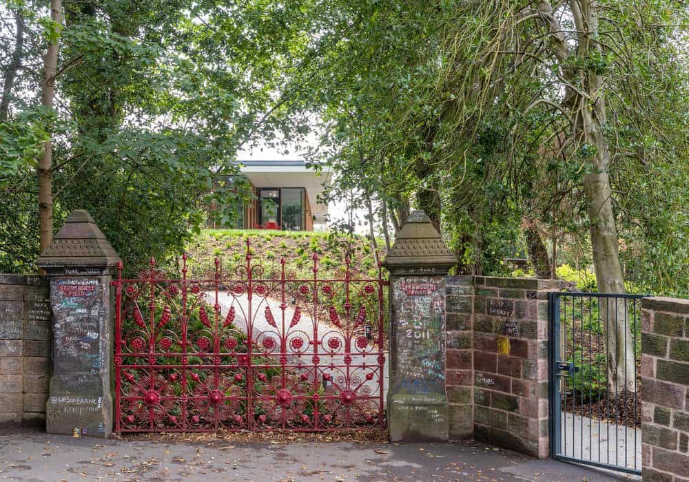 Inglaterra: suman el piano con el que John Lennon escribió Imagine a la muestra de Strawberry Field en Liverpool