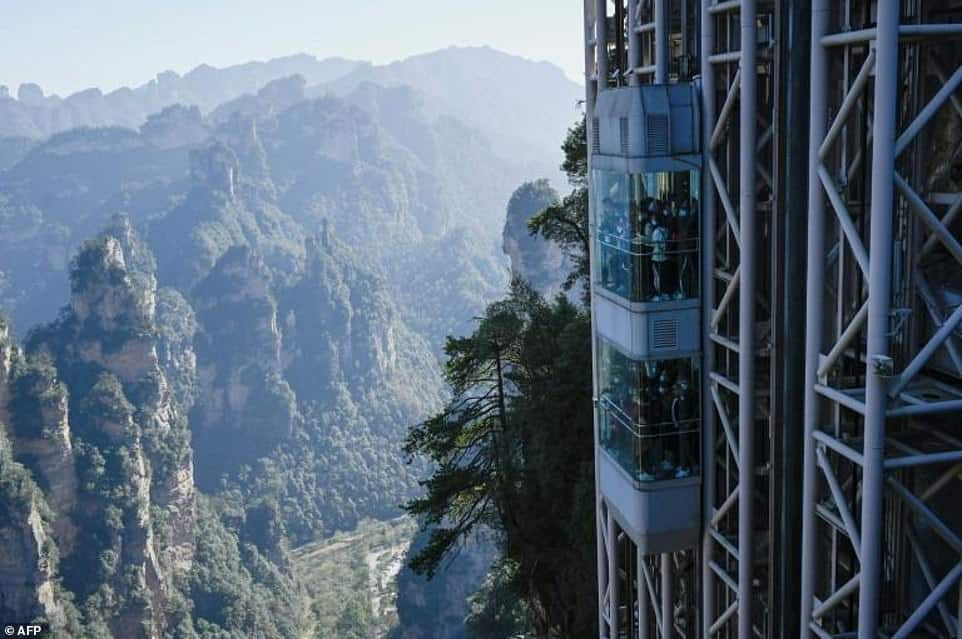 Los gigantescos ascensores de vidrio de China suben por un acantilado de 330 metros que inspiró el paisaje de Avatar Zhangjiajie