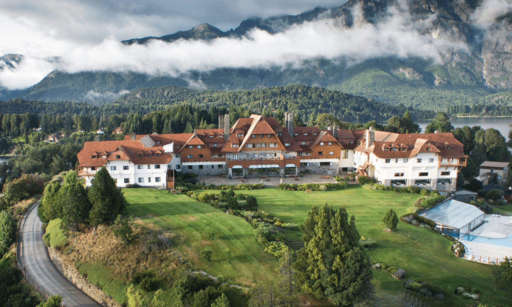 A partir de hoy reabre el hotel Llao Llao de Bariloche, una de las principales atracciones de la Patagonia argentina 1