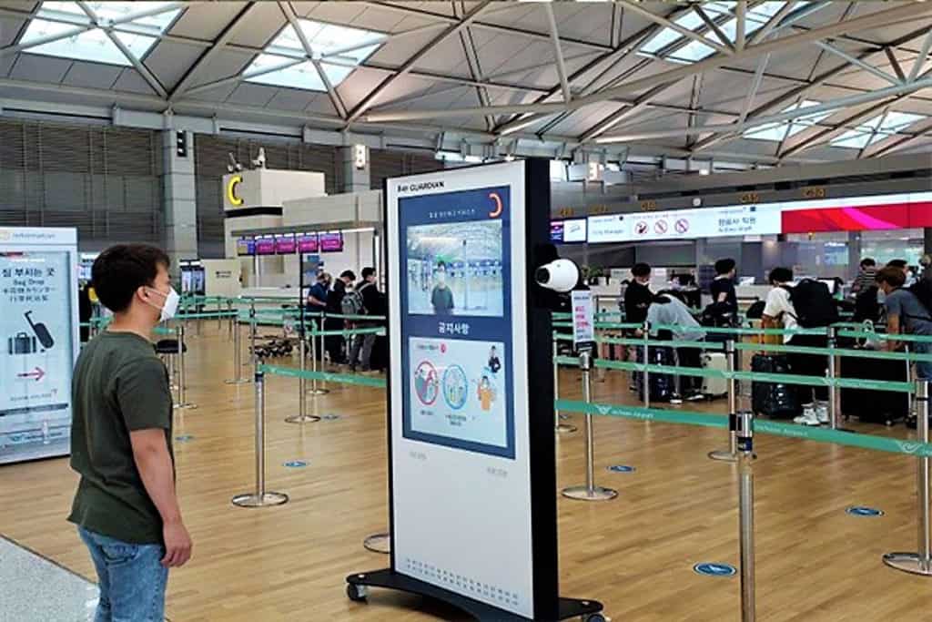 Corea del Sur: El Aeropuerto de Seúl Incheon estrena robots y quioscos de control de temperatura corporal sin necesidad de contacto personal