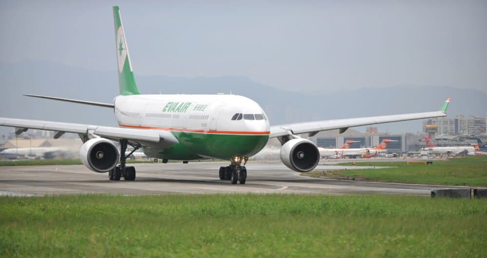 A passenger aircraft of Taiwan's EVA Airways takes off from Sungshan airport in Taipei on October 31, 2010 as the capital city and Tokyo open a new air service.    AFP PHOTO/PATRICK LIN (Photo credit should read PATRICK LIN/AFP via Getty Images)