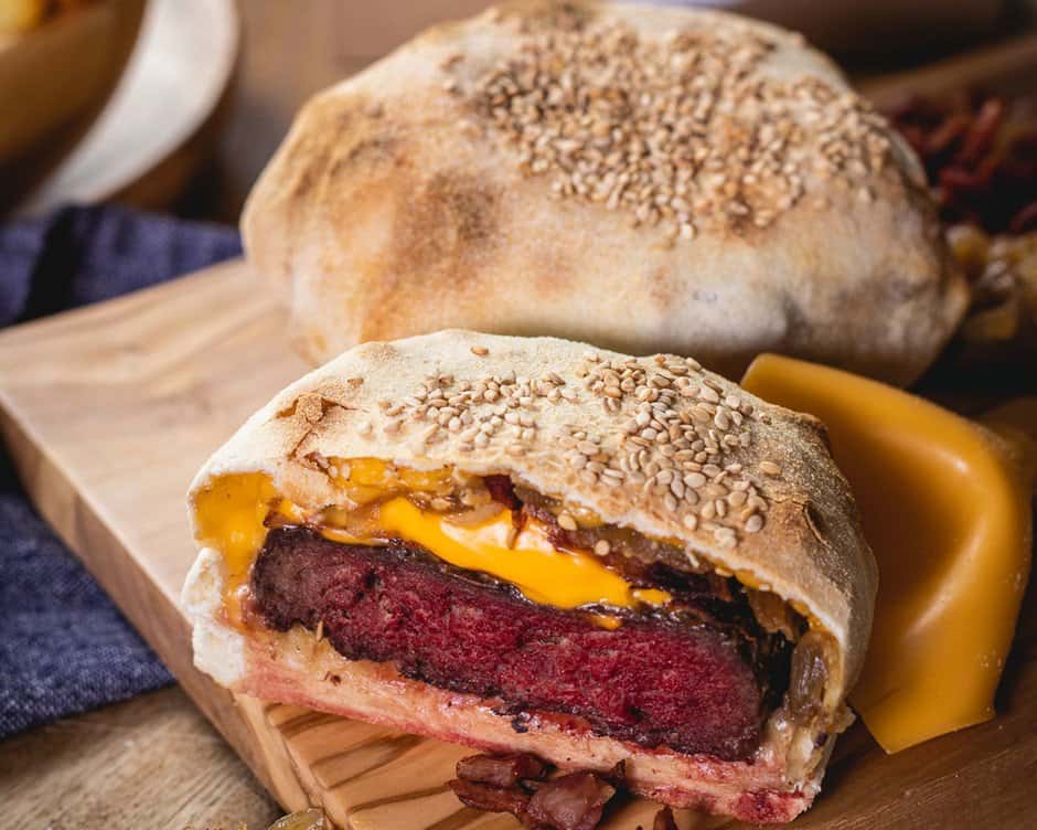 image Massburg Hamburguesa envuelta en masa de pizz Asi es Massburg la nueva tendencia gastronomica en Madrid que causa furor 5