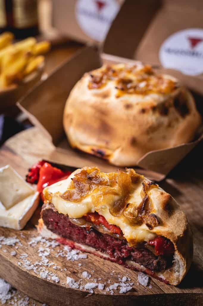 image Massburg Hamburguesa envuelta en masa de pizza Asi es Massburg la nueva tendencia gastronomica en Madrid que causa furor 2