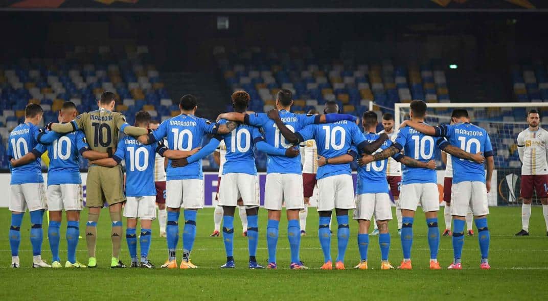 Jugadores del Napoli disputaron un partido de la Europa League con la camiseta ‘10′ de Maradona