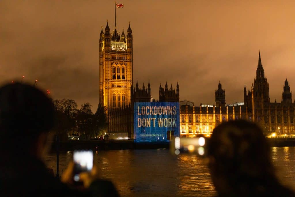 "Las cuarentenas no sirven": el mensaje que circula en Reino Unido tras el anuncio de Boris Johnson sobre un nuevo confinamiento hasta el 2 de diciembre