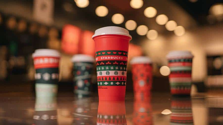 Starbucks presentó sus nuevos vasos con diseños en rojo y verde para celebrar la llegada de la próxima Navidad